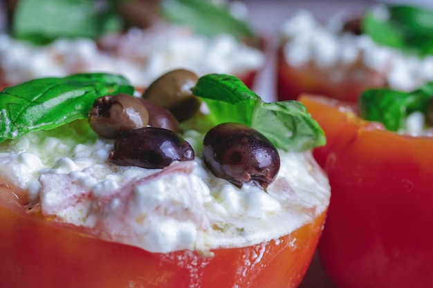 Un pomodoro ripieno con formaggio cottage e olive Taggiasca