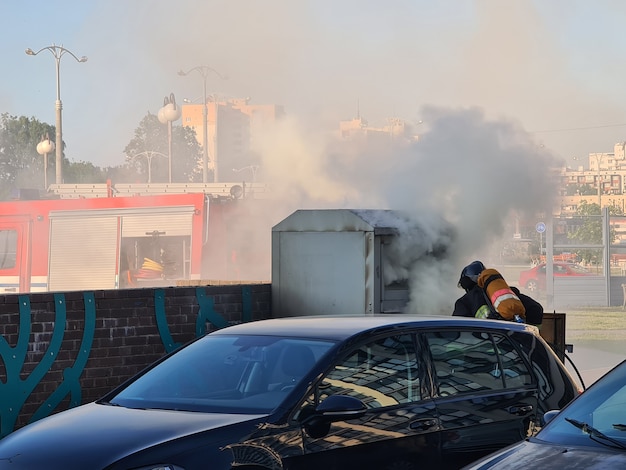 Un pompiere corre lungo la strada verso la fonte dell'incendio