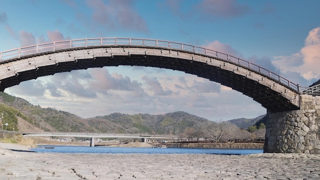 Un ponte ad arco sul fiume