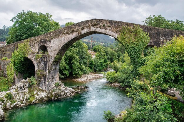 un ponte che ha un fiume che lo attraversa