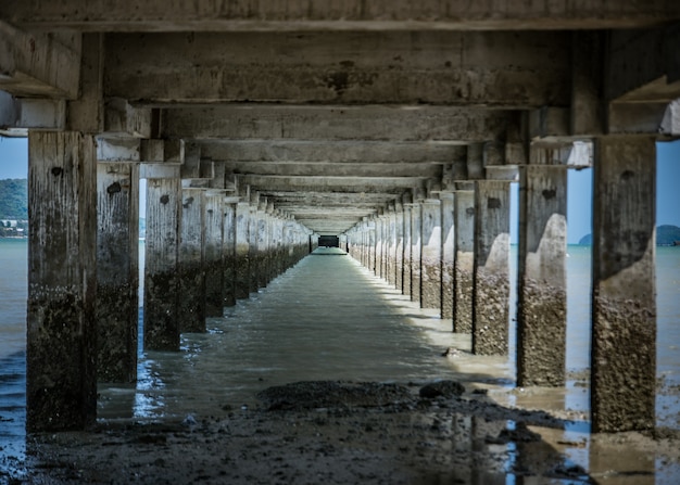 Un ponte che si estende nel mare