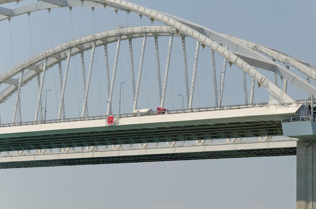 Un ponte con sopra una lettera rossa