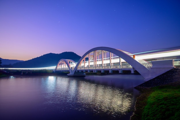 Un ponte con un ponte e un cielo viola con sopra la parola aeroporto.