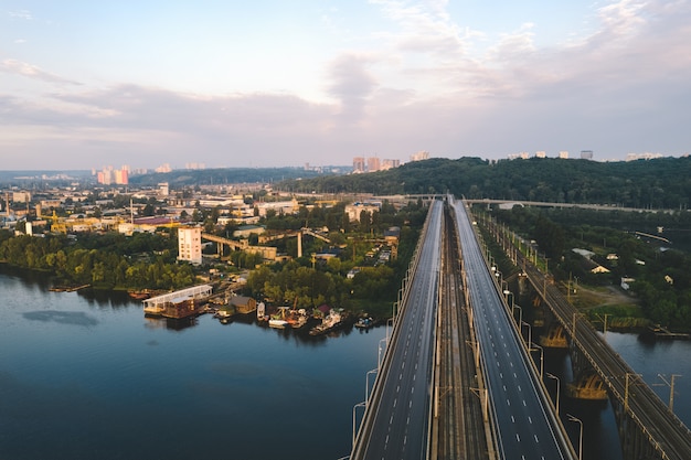 Un ponte con una strada attraverso il fiume Dayspro vicino al quartiere di produzione industriale a Kiev