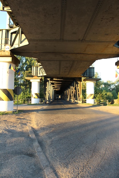 Un ponte con una strada e alberi