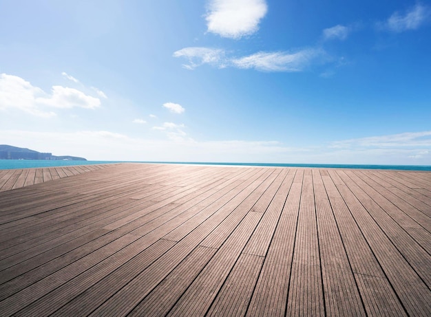 Un ponte di legno con un cielo blu e il mare sullo sfondo