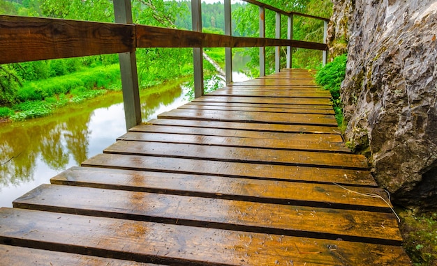 Un ponte di legno sulla riva del fiume.