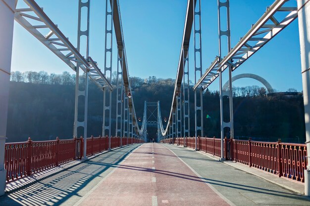 Un ponte pedonale nella giornata di sole invernale