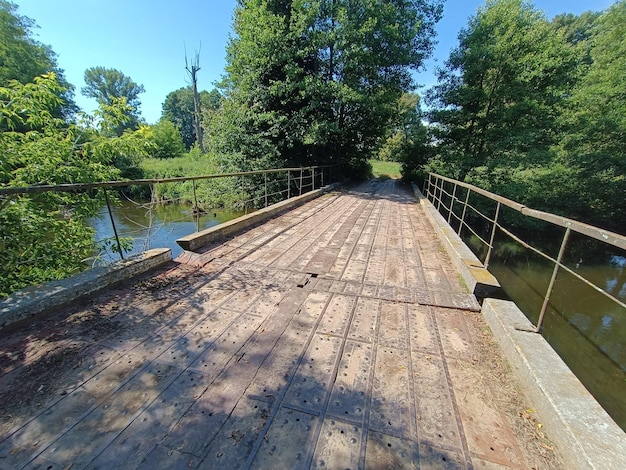 Un ponte su un fiume con un ponte sullo sfondo