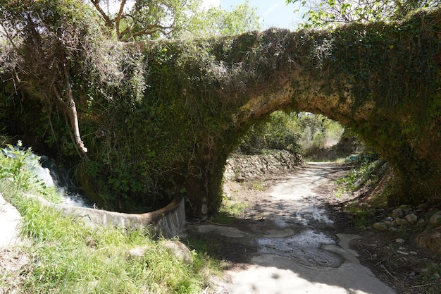 Un ponte su un torrente con un ponte di pietra e un ponte sopra di esso.