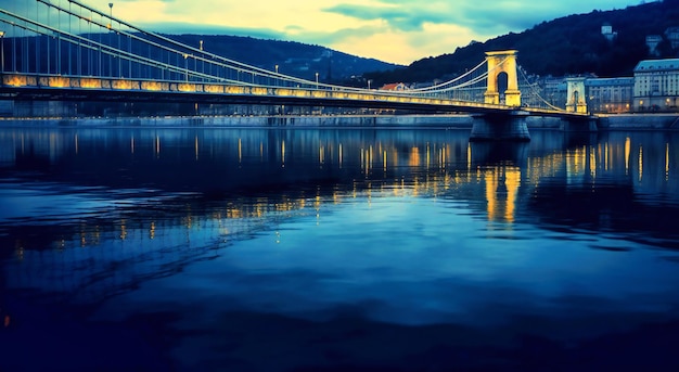 Un ponte su uno specchio d'acqua