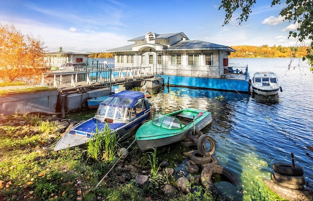Un pontile e barche multicolori sulla riva del fiume Volga nella città di Ples