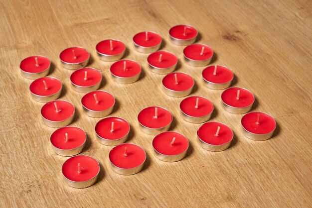 Un portacandele a forma di cuore con candele rosse al centro.