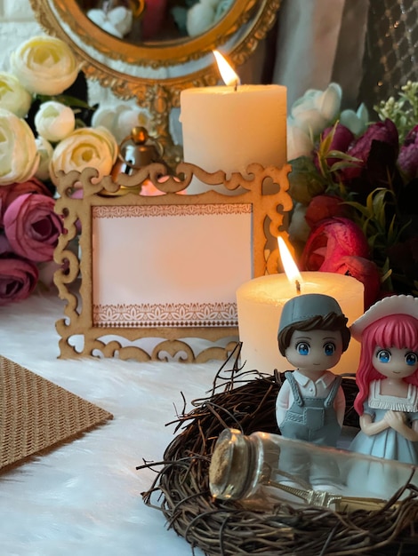 Un portacandele con l'immagine di una coppia davanti a una cornice con una candela e una candela.
