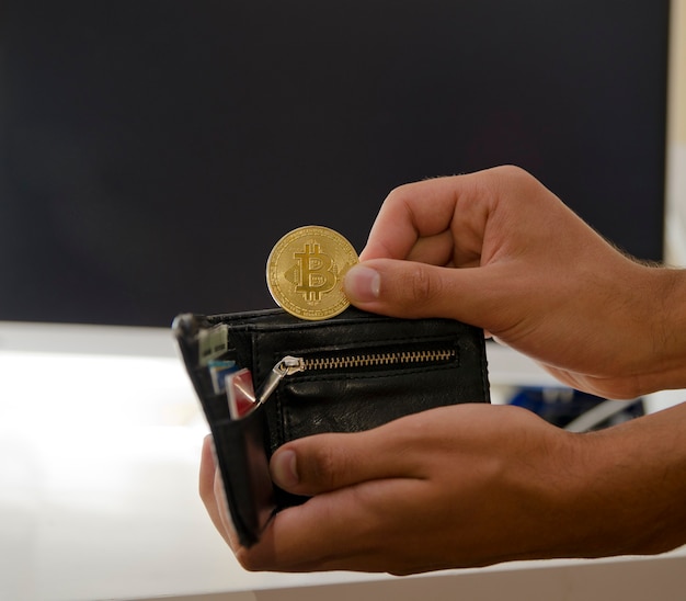 Un portafoglio con monete crittografiche Un nuovo concetto di pagamento virtuale
