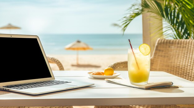 Un portatile con un mouse su una scrivania di legno accanto a una bevanda rinfrescante con vista su una spiaggia soleggiata che suggerisce lavoro remoto o relax in vacanza