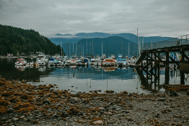 Un porto turistico con una montagna sullo sfondo Deep Cove North Vancouver Canada