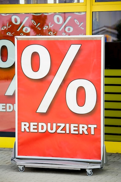 Un poster con sopra il simbolo della percentuale