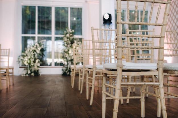 Un posto per una cerimonia di matrimonio all'interno. Luogo per matrimoni decorato