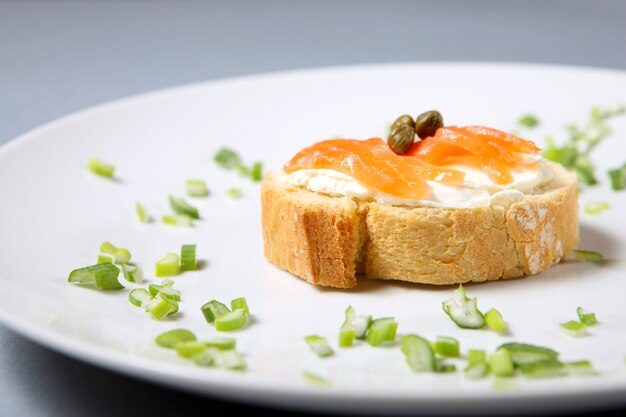 Un primo piano dei tradizionali panini ebraici con crema di formaggio, salmone e capparis