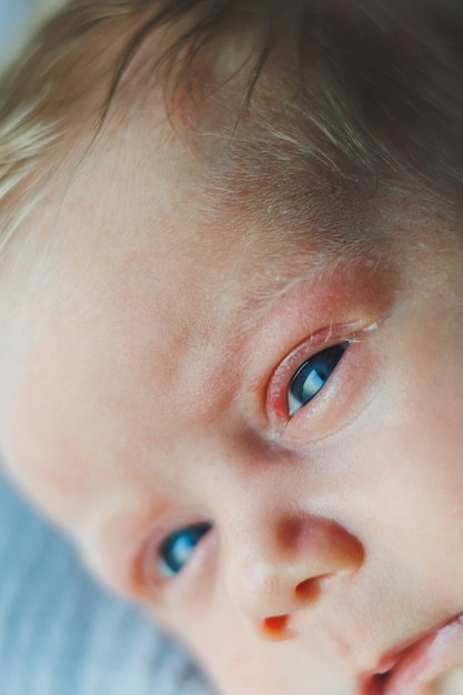 Un primo piano del volto di un neonato Un neonato sta guardando la telecamera Aprire gli occhi di un neonato