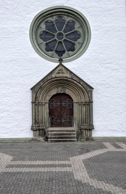 un primo piano della chiesa e un ingresso di un edificio medievale.