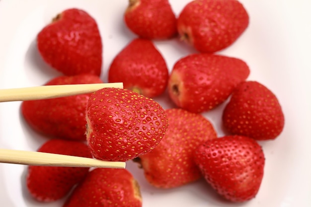 Un primo piano della fragola con le bacchette