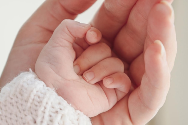 Un primo piano della mano di un bambino in quella di una madre