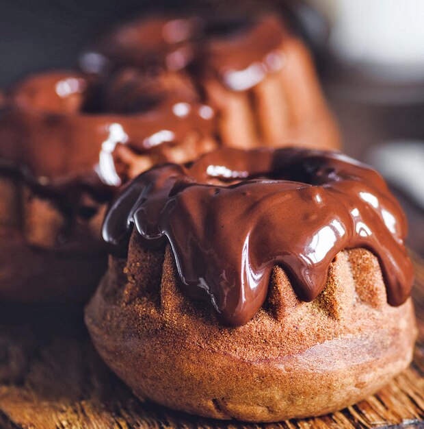 Un primo piano della torta al cioccolato.