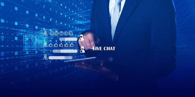 Un primo piano delle mani di un uomo che tiene uno smartphone con la comunicazione online Live Chat e il cliente