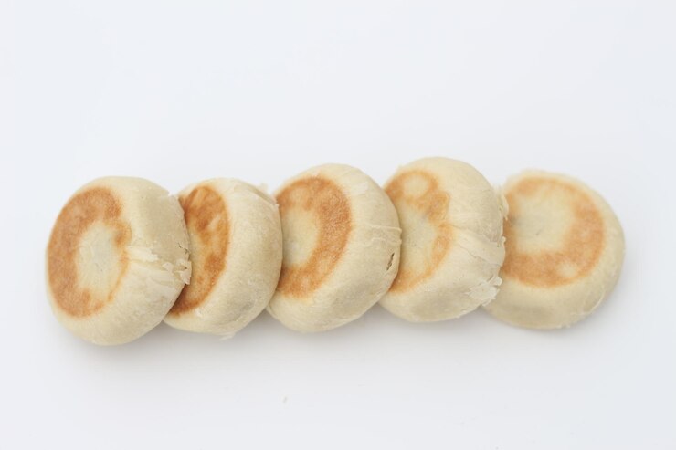 un primo piano di bakpia isolato su sfondo bianco cibo tipico di Yogyakarta Indonesia