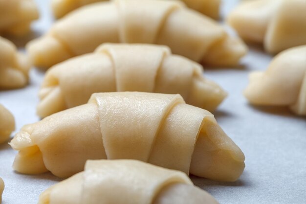 Un primo piano di croissant crudi prima della cottura in forno