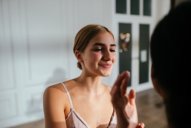 Un primo piano di due donne che si applicano la crema a vicenda