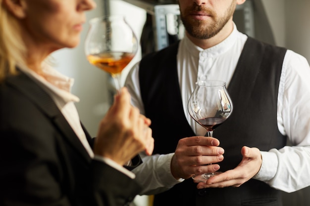 Un primo piano di due sommelier