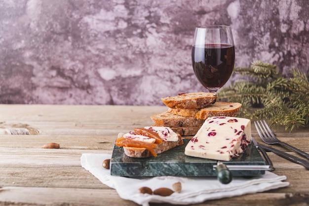 Un primo piano di formaggio Wensleydale con mirtilli rossi e vino