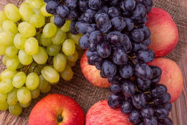 Un primo piano di frutta e verdura