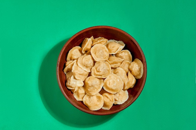 Un primo piano di gnocchi ucraini in un piatto