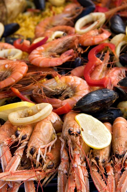 Un primo piano di paella fresca in un mercato. Sfondo di cibo di strada.