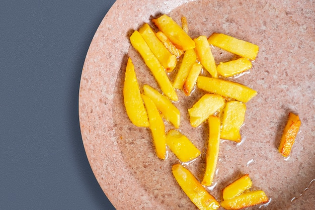 Un primo piano di patate fritte cuocere in padella