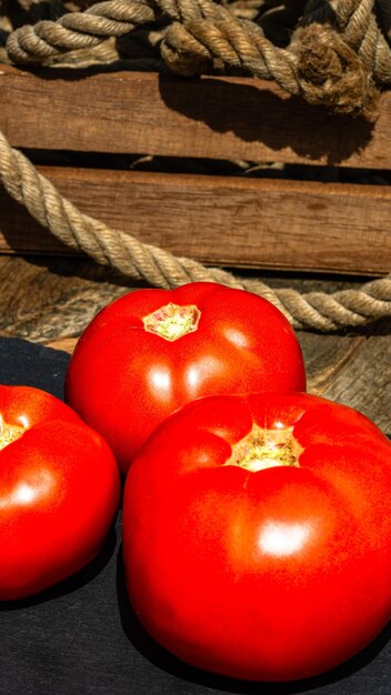 Un primo piano di pomodori freschi e maturi isolati in una composizione rustica