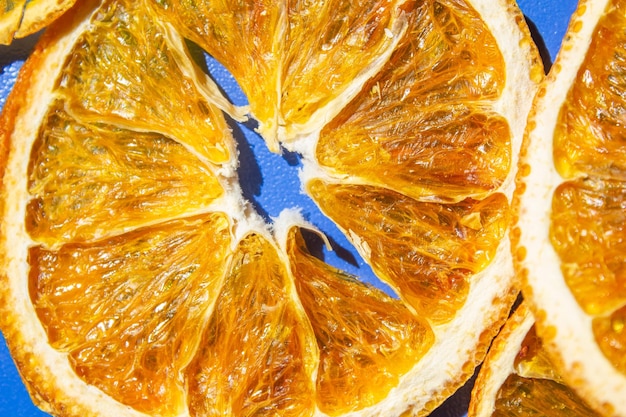 Un primo piano di un'arancia tagliata con sopra la parola arancione