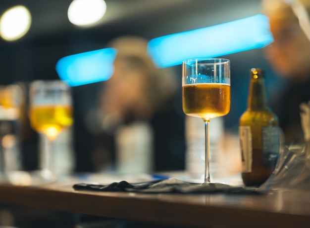 Un primo piano di un bicchiere di vino su un tavolo