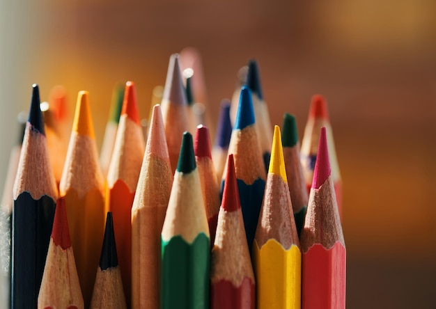 Un primo piano di un gruppo di matite colorate