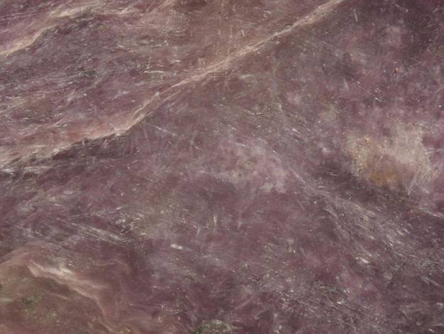 Un primo piano di un marmo viola con uno sfondo bianco