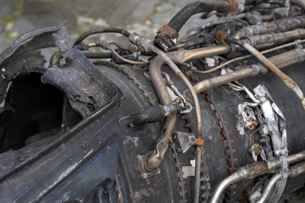 Un primo piano di un motore a reazione con la parola motore su di esso.