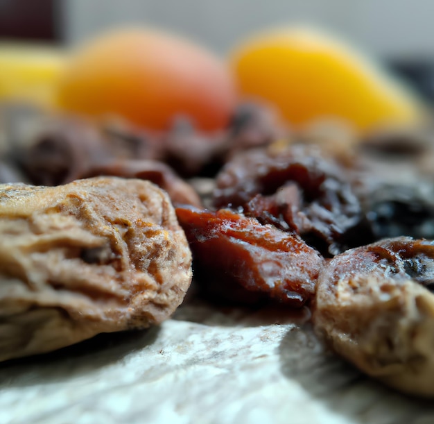 Un primo piano di un mucchio di cibo tra cui una frutta secca.