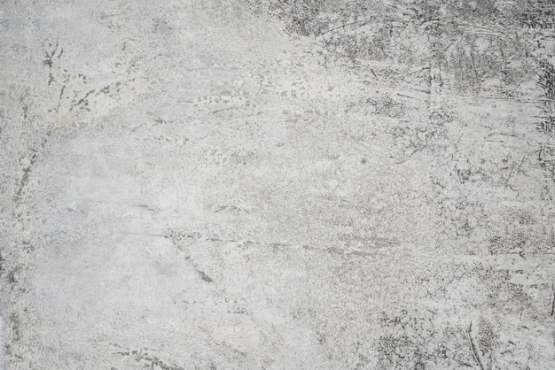 Un primo piano di un muro di cemento grigio con uno sfondo bianco.