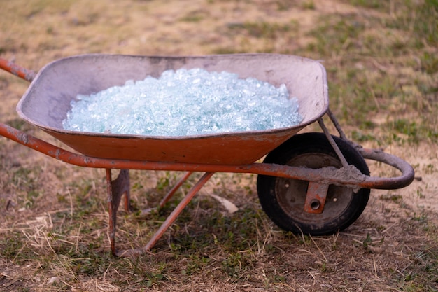 Un primo piano di un vetro frantumato in una carriola