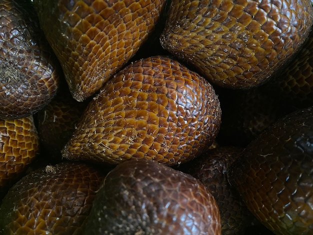 Un primo piano di una banana con la texture della pelle visibile.