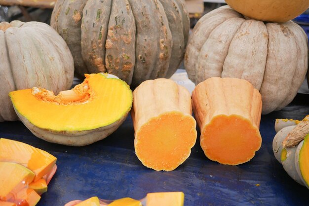 Un primo piano di una zucca tagliata a metà.